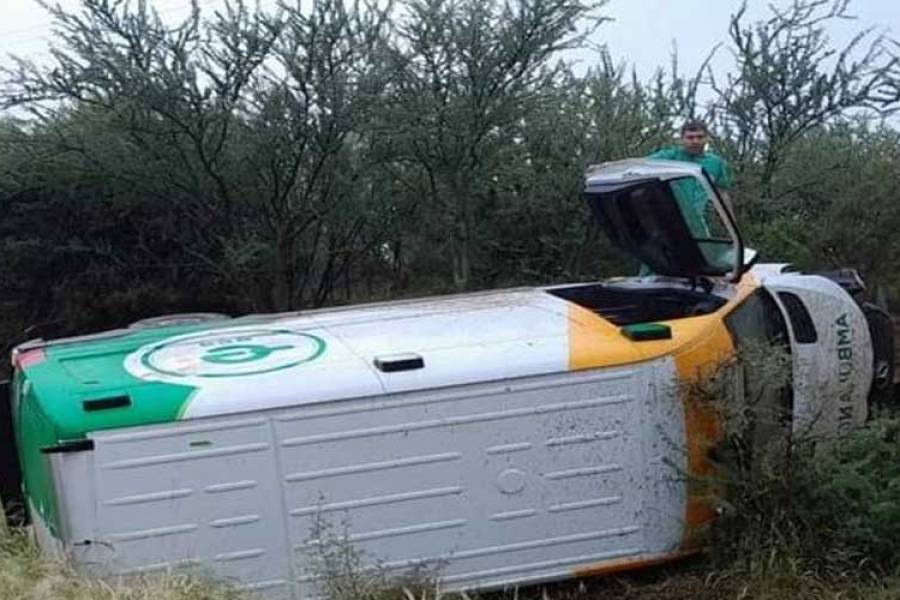 Pudo ser una tragedia: Volcó una ambulancia de ECA