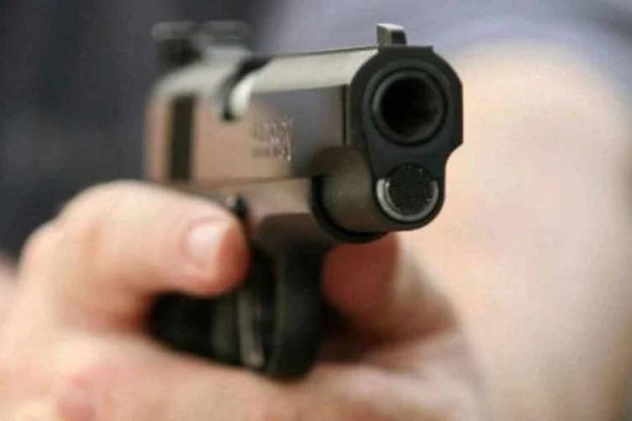 Chocó un vehículo estacionado, discutió y amenazó con un arma de fuego 
