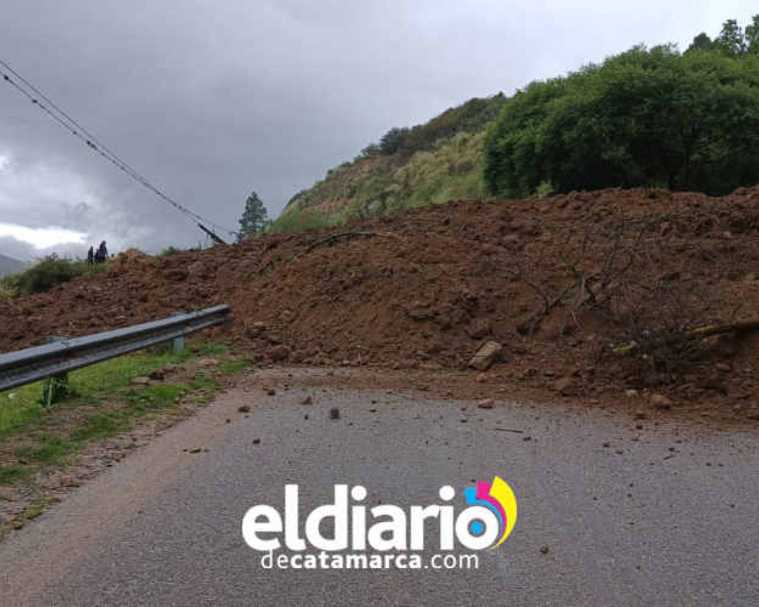 Las grietas del Cerro Aconquija cedieron y se derrumbó el cerro provocando un alud de tierra y barro