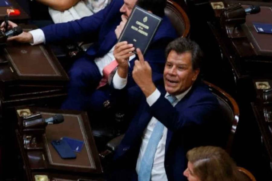 Ordenan anular el archivo de la denuncia de Facundo Manes contra Santiago Caputo por amenazas e intimidación