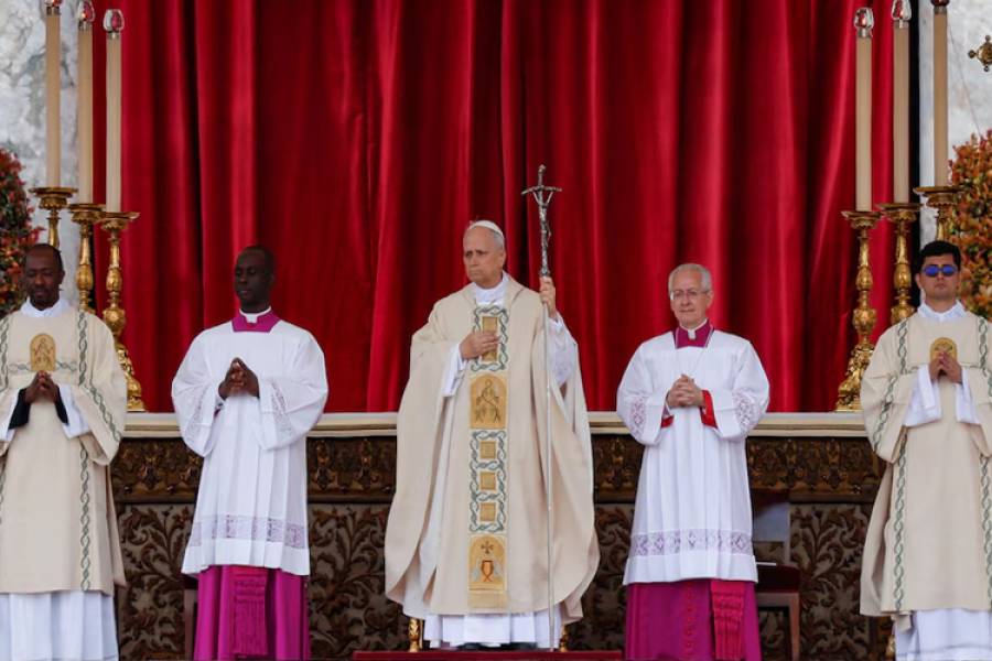León XIV asumió el papado con un llamado a “construir un mundo donde reine la paz”