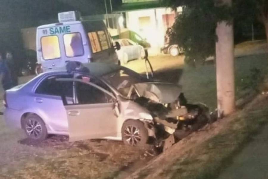 Intentó huir con su hijo de 10 meses y chocó: Tres persona resultaron heridos
