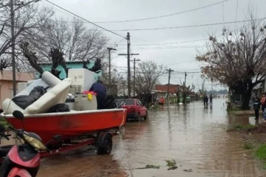 Los evacuados comienzan a volver a sus casas y sigue el operativo de rescate en los municipios bonaerenses tras el temporal