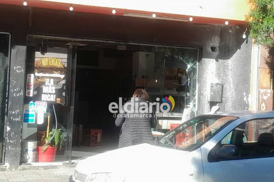 Se incendió una pancheria  en pleno centro de Catamarca y causó alarma en clientes