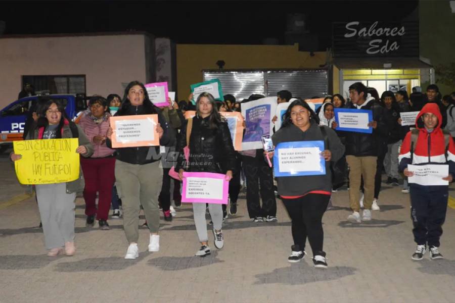 Estudiantes marchan en Fiambalá por la falta de docentes en los IES