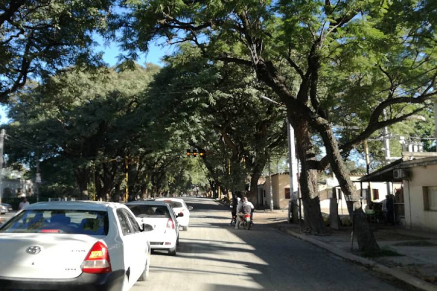 Un adolescente fue hospitalizado tras chocar con un auto