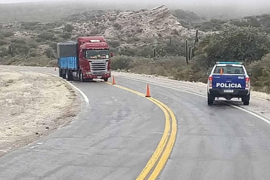 Camiones varados por hielo en La Cebila