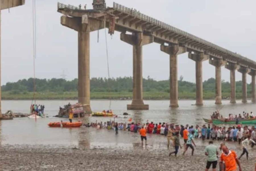 Derrumbe fatal en India: al menos nueve muertos tras la caída de un puente en Gujarat
