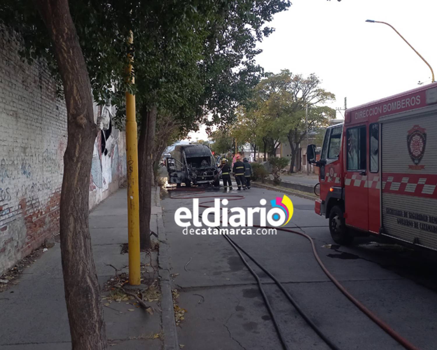 Se incendió y explotó combi de La Panadería frente a los talleres de Vialidad