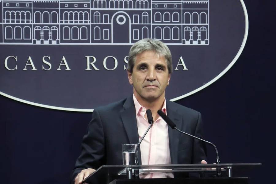 Caputo amenazó a los bancos: “Si insisten con no acatar las normas, habrá que tomar medidas”