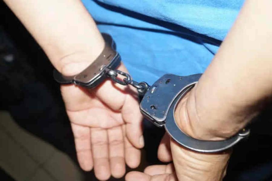 Iban en moto armados con un revólver calibre 22 y terminaron detenidos