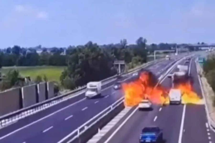 Se estrelló una avioneta en medio de una autopista en Italia y murieron dos personas