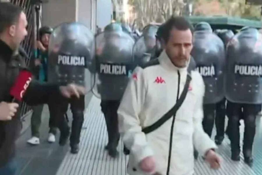 Impactante: la policía le disparó en vivo a un periodista de C5N durante la marcha de jubilados