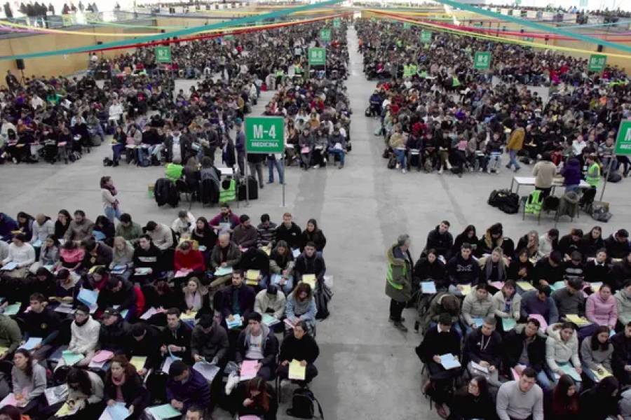 Polémica con las residencias médicas: el Gobierno confirmó que solo extranjeros volverán a rendir examen