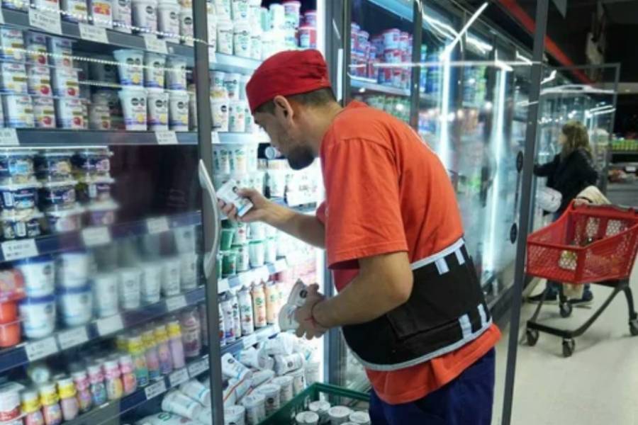 Por la suba del dólar, las alimenticias empezaron a remarcar y piden subas de hasta el 8%