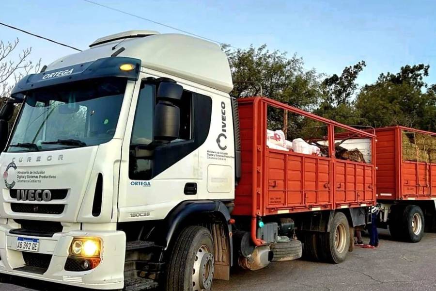 Ayuda provincial en marcha: camión con maíz, alfalfa y agua llegó a Laguna Blanca