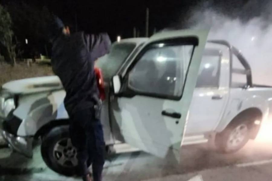 Una camioneta se prendió fuego en plena calle de la Capital