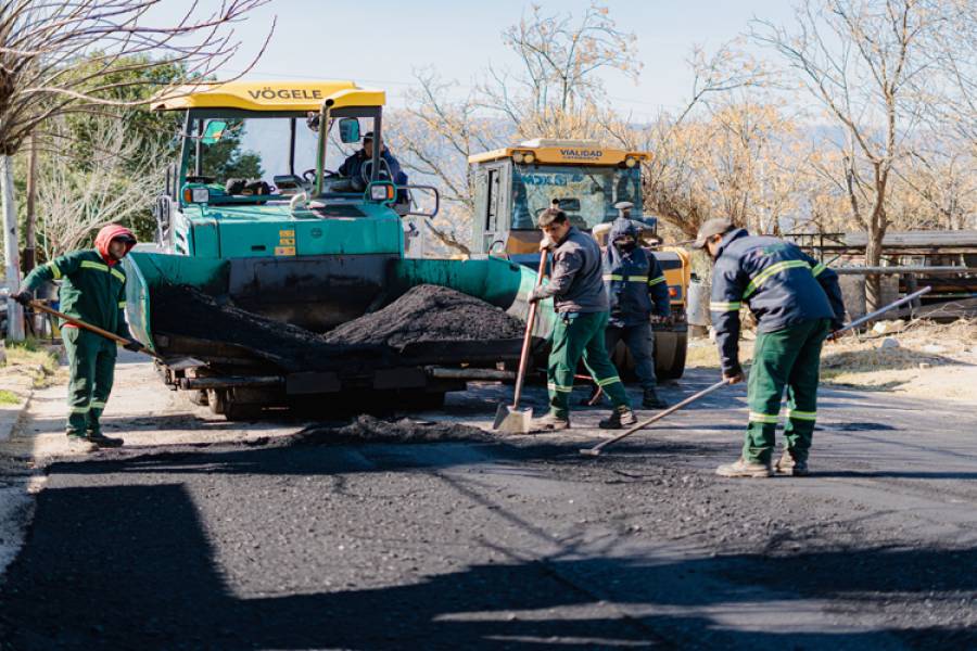 Obras viales en Valle Viejo: Avanzan las tareas de pavimentación en barrios clave