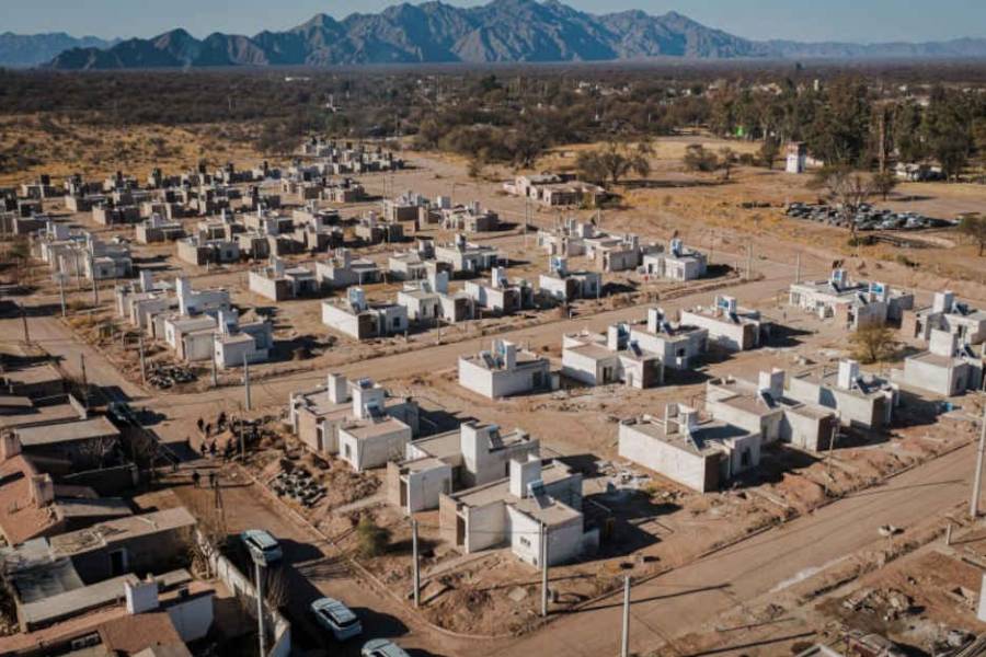 En plena falta de fondos nacionales, Jalil acelera la construcción de 90 viviendas en Tinogasta