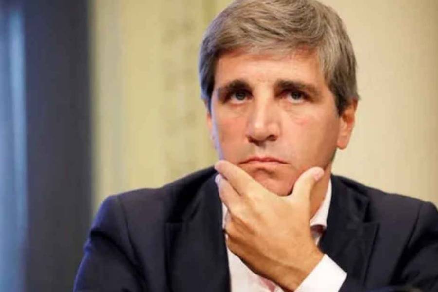 Luis Caputo seca la plaza de pesos por el 