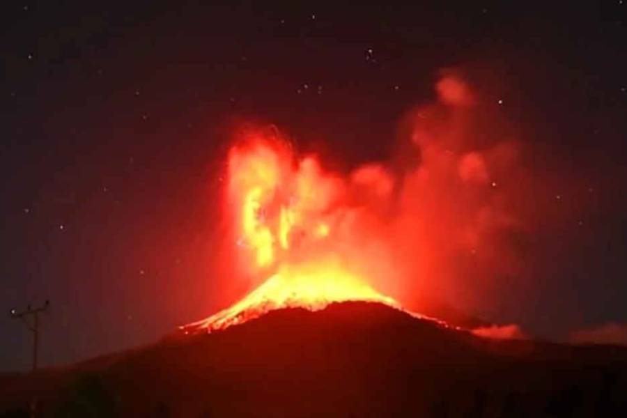 Un volcán entró en erupción y activó una alerta de aviación de alto nivel