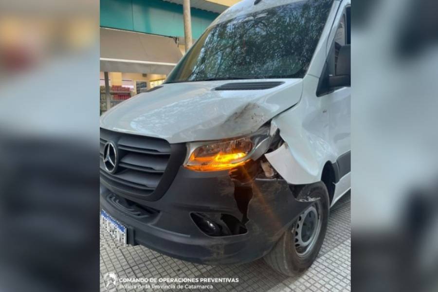 Conductor alcoholizado chocó contra un árbol en pleno centro capitalino