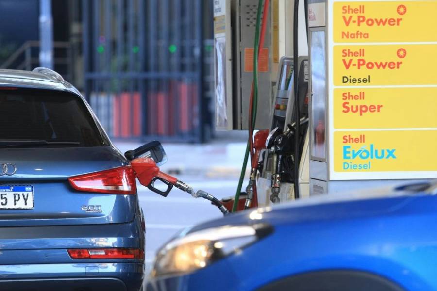 El Gobierno volvió a postergar el aumento en los impuestos a los combustibles