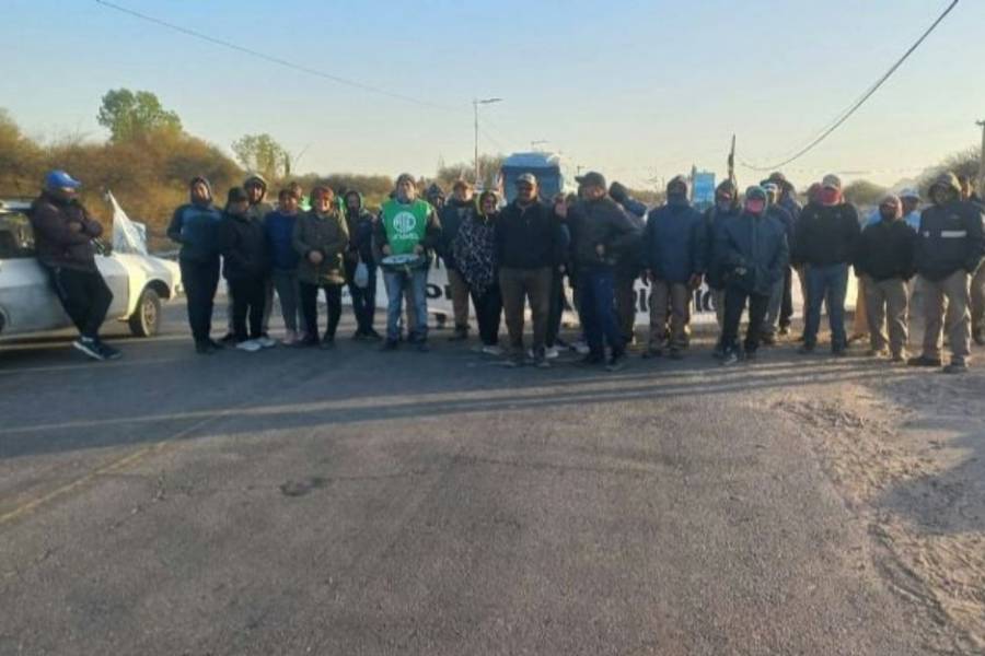 Municipales de San José mantienen corte intermitente en Ruta 40 en reclamo salarial