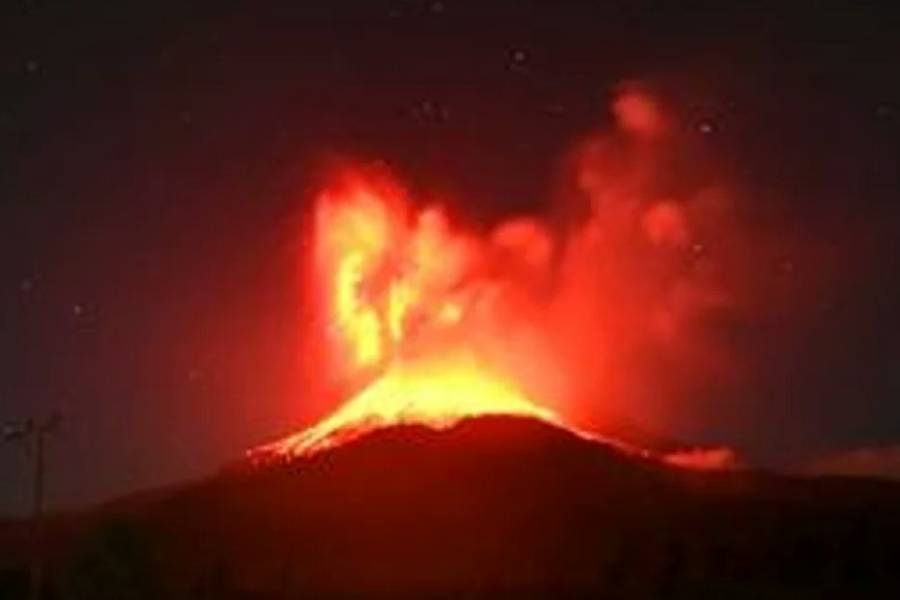 El volcán Monte Lewotobi Laki-laki de Indonesia entró en erupción