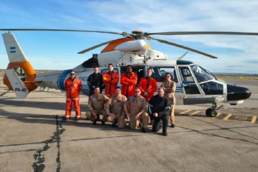Así fue el impresionante operativo de Prefectura Naval para rescatar a dos personas en medio del mar