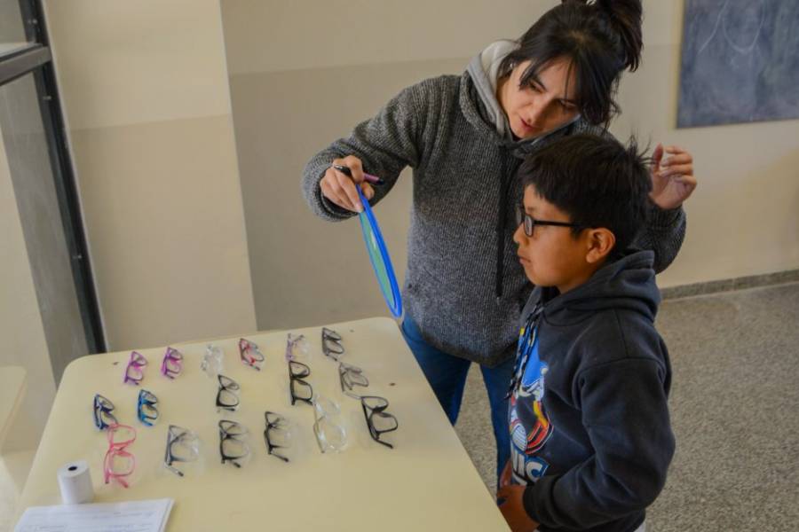“Ver para Ser Libres”: Entregaron 1.700 anteojos a niños