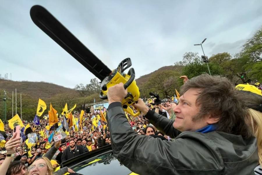 Sigue la motosierra: Milei quiere llevar el gasto público al 25% del PIB y recortará seis puntos más