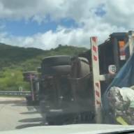 Colisionan dos camiones en El Totoral y causan demoras en el transito