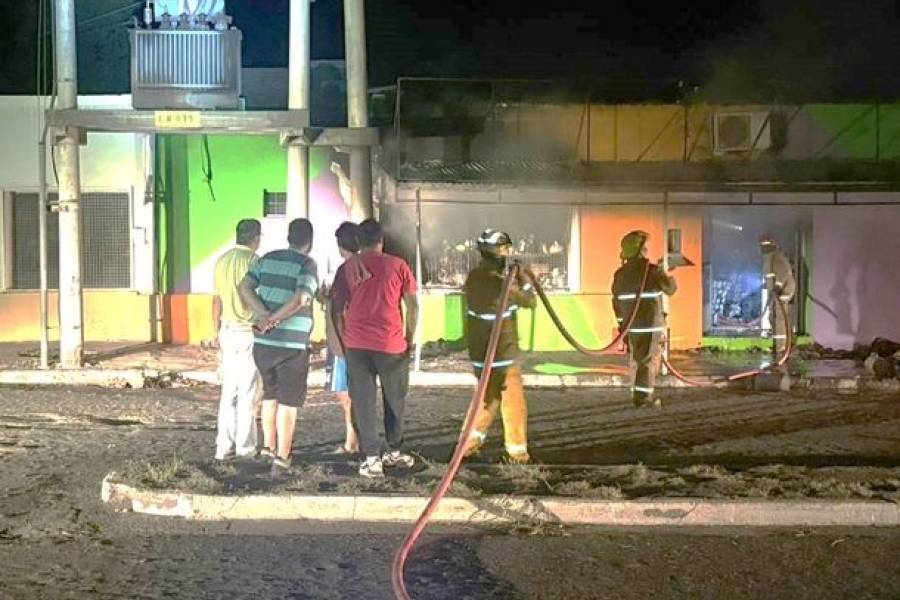 Drama nocturno en Recreo: un local comercial quedó reducido a cenizas
