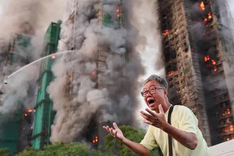 Impresionante incendio de tres edificios en Hong Kong dejó al menos cuatro muertos