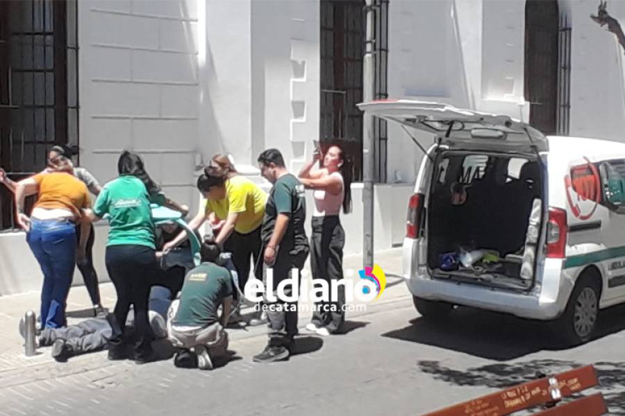 Pudo ser una tragedia: Se descompensó mientras manejaba su moto en pleno centro catamarqueño 