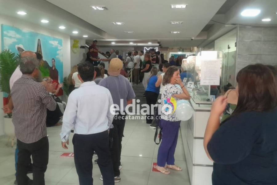 Protesta de trabajadores del Senado por tiempo indeterminado
