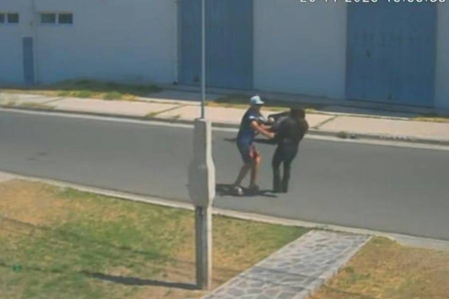 Mira el vídeo: Le asestó seis puñaladas a una mujer luego de no poder robarle