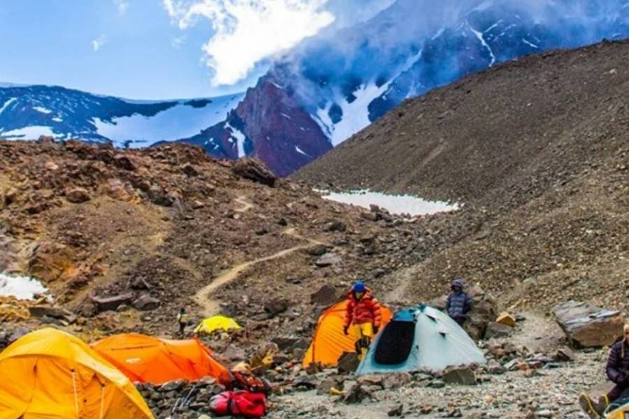 Rescataron a dos montañistas que se habían extraviado en Mendoza