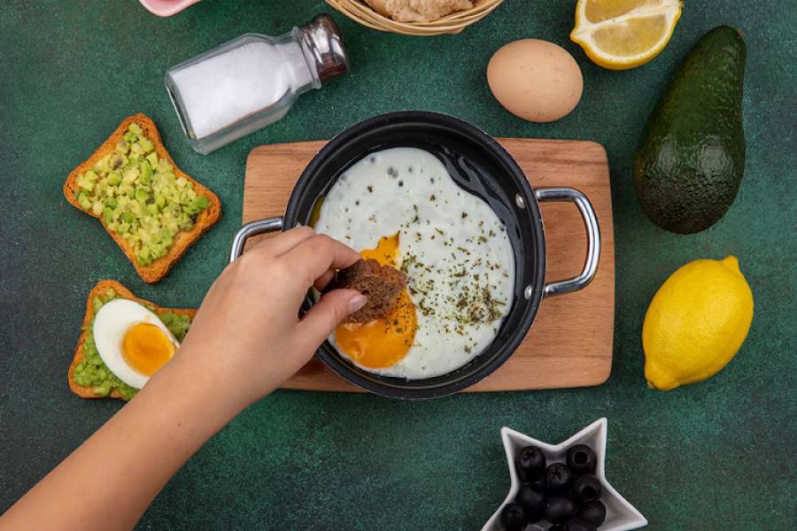 ¿Conviene desayunar salado?: consejos de nutricionistas para controlar el apetito y evitar el picoteo