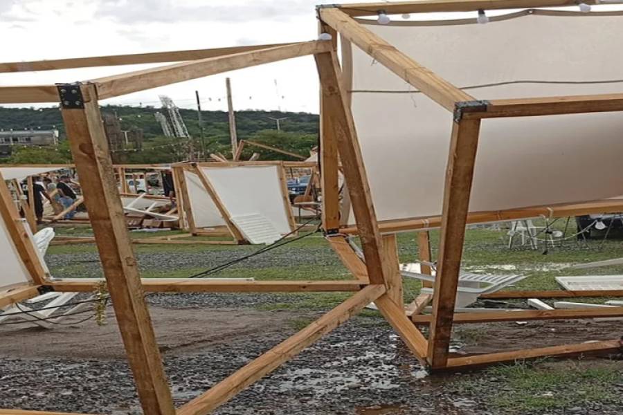 Temporal produjo cuantiosos destrozos en el Predio Ferial donde se desarrollaba la Feria Navideña.