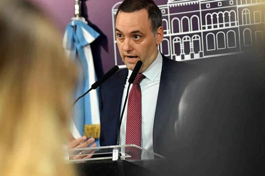 Manuel Adorni presentó el resumen semanal con eje en la baja de la pobreza