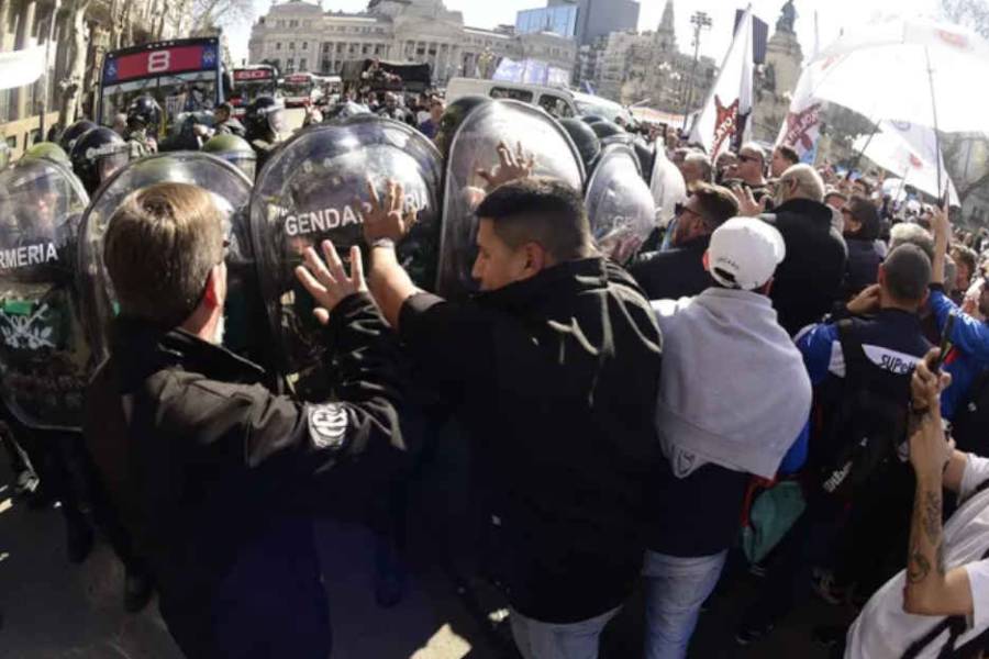 Un juez cercano a La Cámpora declaró la nulidad del protocolo antipiquetes de Patricia Bullrich