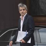 Con el debut de las bandas, el Gobierno planea alternativas para pagar los vencimientos