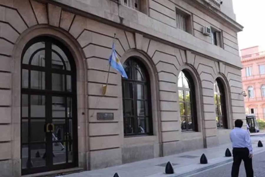 La Justicia postergó para febrero el análisis de los amparos contra el DNU que reformó la SIDE