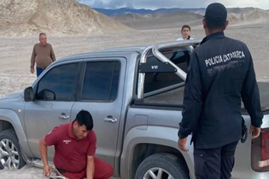 Rescatan a turistas varados en Campo de Piedra Pómez