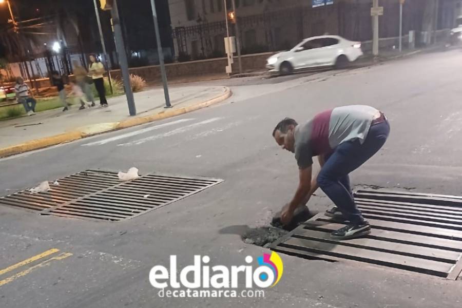 Zanja abierta a 100 metros de la Municipalidad capitalina rompe cubiertas y taxistas la tapan