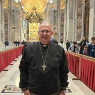 El obispo Urbanc junto al Papa León XIV