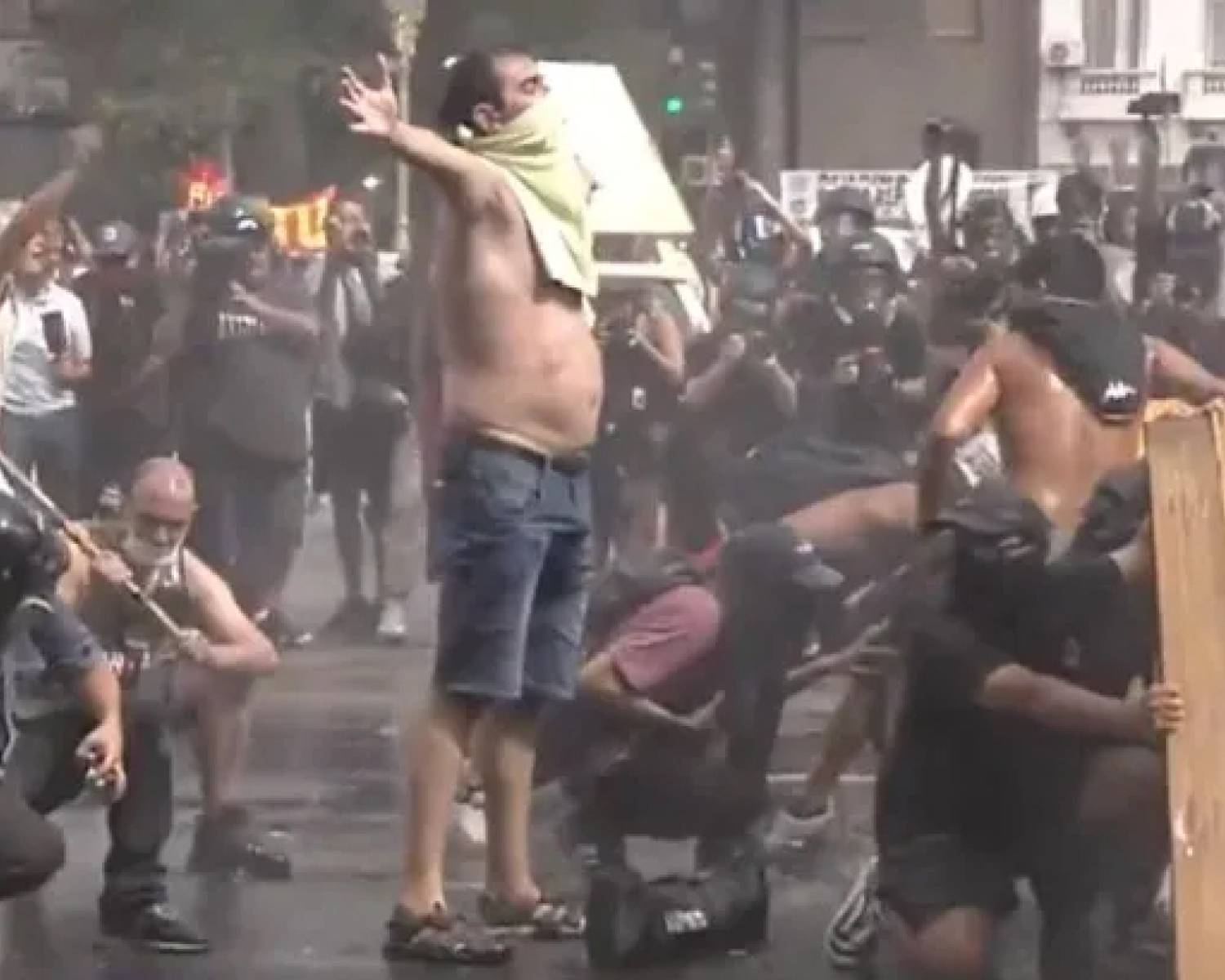 Operativo fuera de control en Congreso: avanza camión hidrante contra los manifestantes