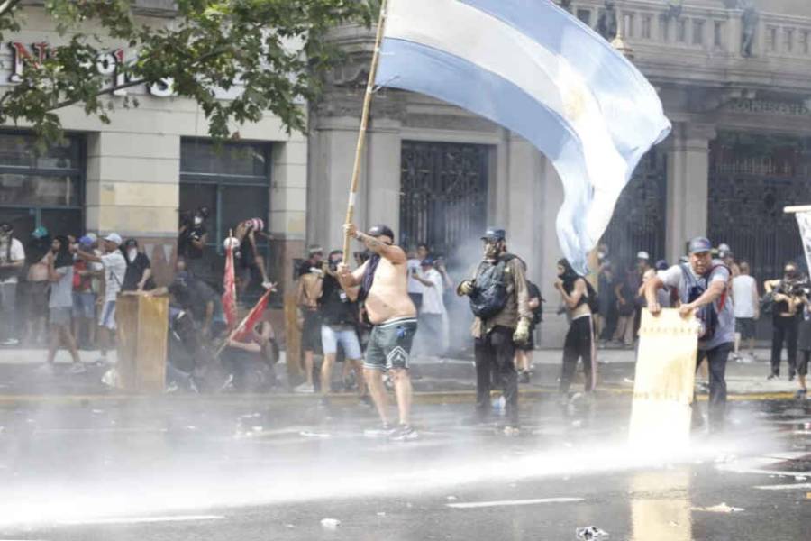 Incidentes por la reforma laboral: gases, explosiones y detenidos en las afueras del Congreso